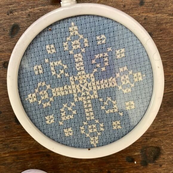 Set of 4 vintage cross stitch white snowflakes Christmas ornaments - Picture 3 of 6